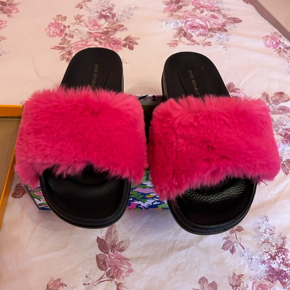 NEW NWT Shoe Republic LA Hot Pink Fuzzy Slides Sandals 9 Barbie barbiecore black